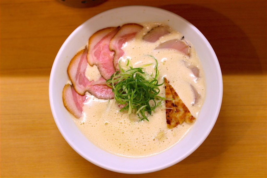 ラーメン 辻 の一杯。白濁したスープにチャーシューと九条ねぎをのせたラーメン